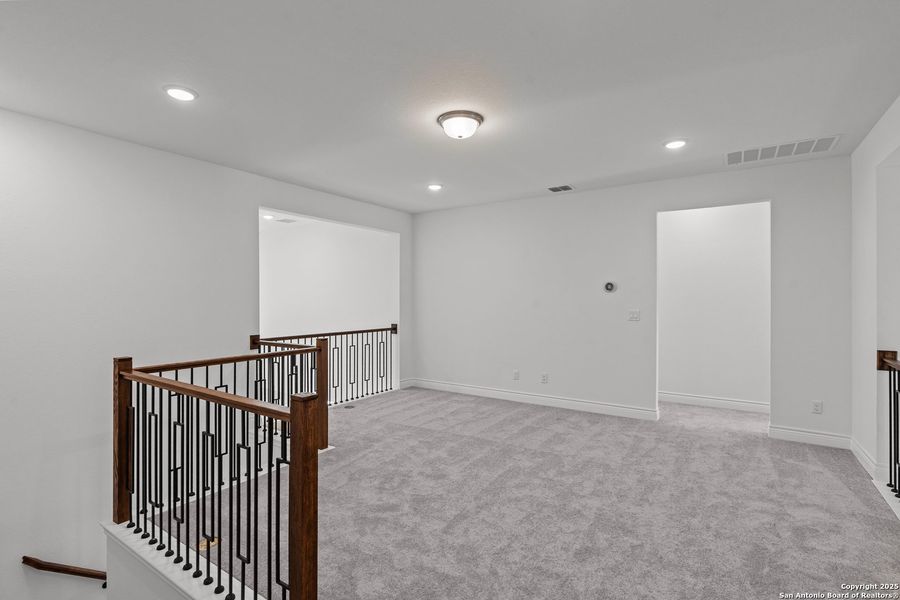 Spacious, unfurnished interior of a new home in Bison Ridge, San Antonio (Image 33).