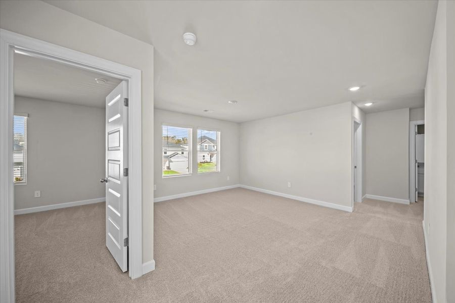 Spacious, unfurnished interior of a new home in Wexford Park, Fountain Inn (Image 16).