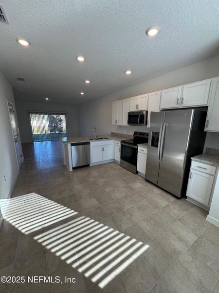 Spacious, unfurnished interior of a new home in Sabal Terrace, Jacksonville (Image 19).