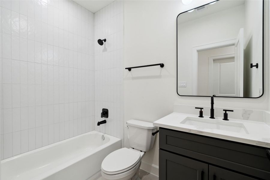 Discover the spacious secondary bathroom, featuring a large shampoo niche for added convenience and style. Perfect for everyday use, blending practicality with modern design.