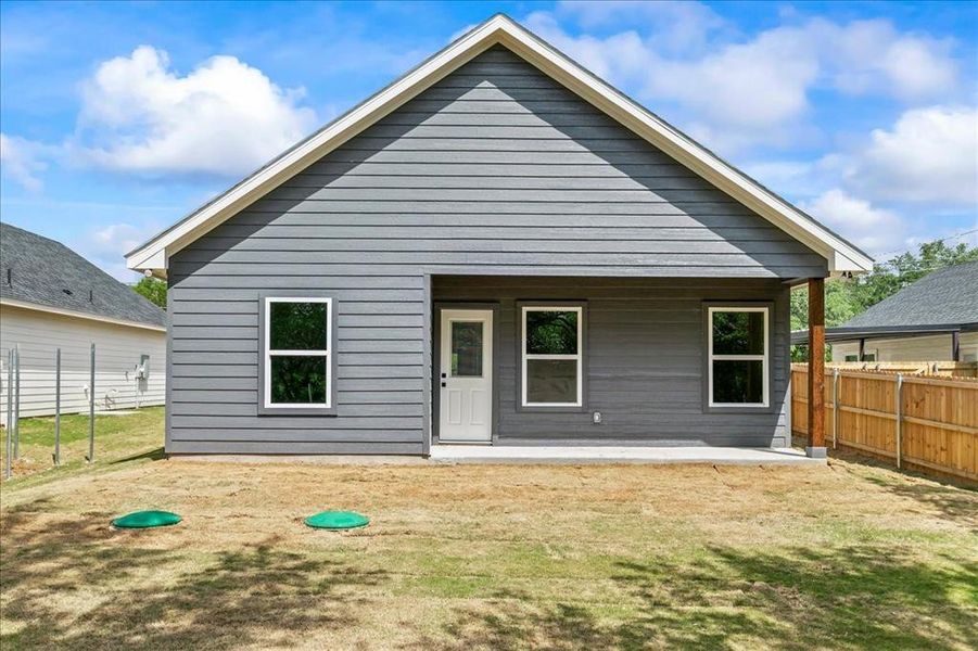 Exterior details and patio area of a home in , Granbury (Image 4).