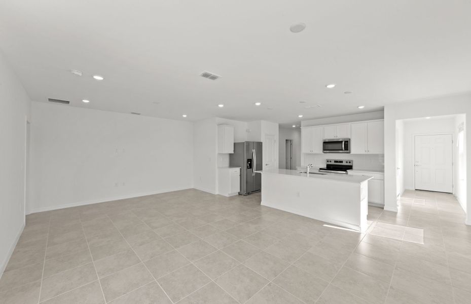 Spacious, unfurnished interior of a new home in Whispering Lakes, Lehigh Acres (Image 19).