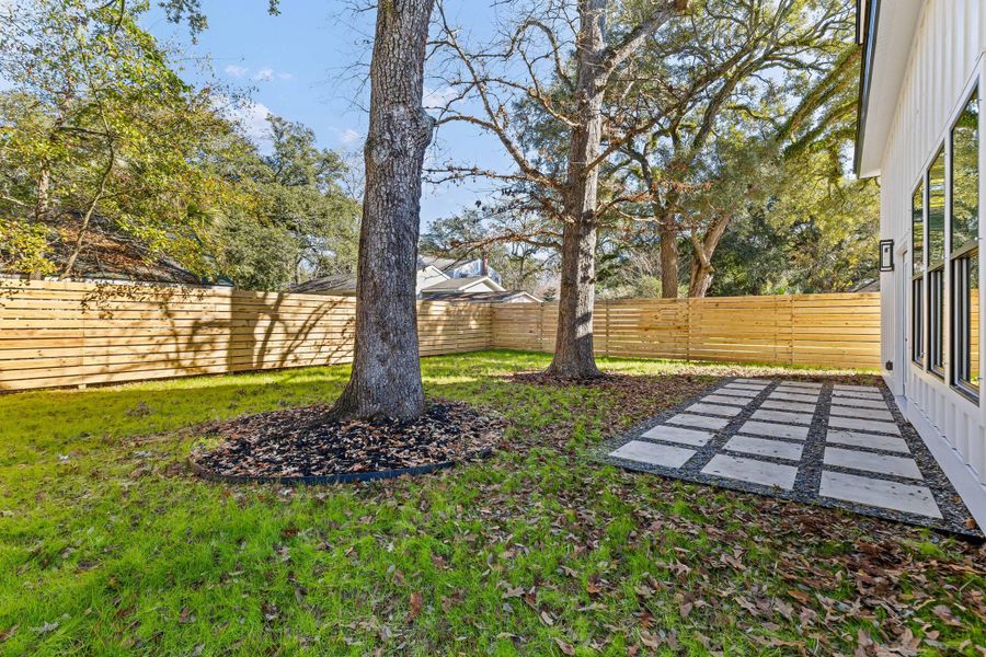 Exterior details and patio area of a home in , Charleston (Image 4).