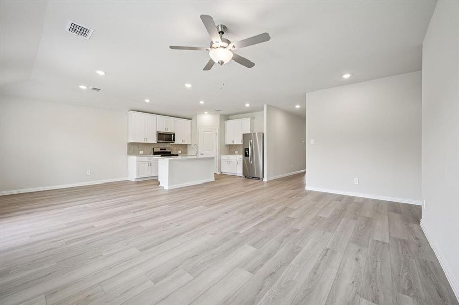 Spacious, unfurnished interior of a new home in Westmoor, Sherman (Image 15).