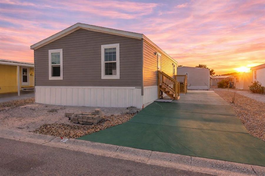 Exterior details and patio area of a home in , Bradenton (Image 3).