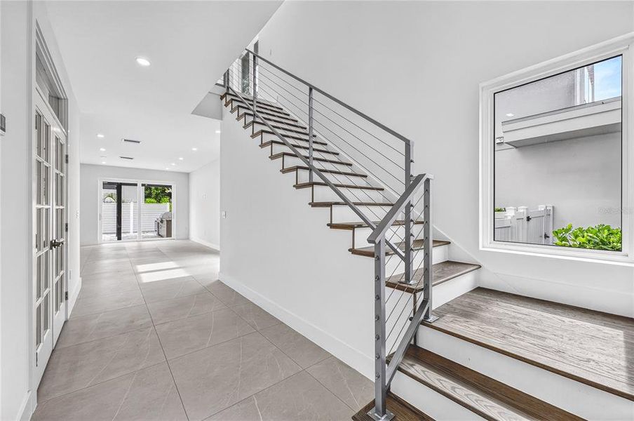 Spacious, unfurnished interior of a new home in , Sarasota (Image 24).