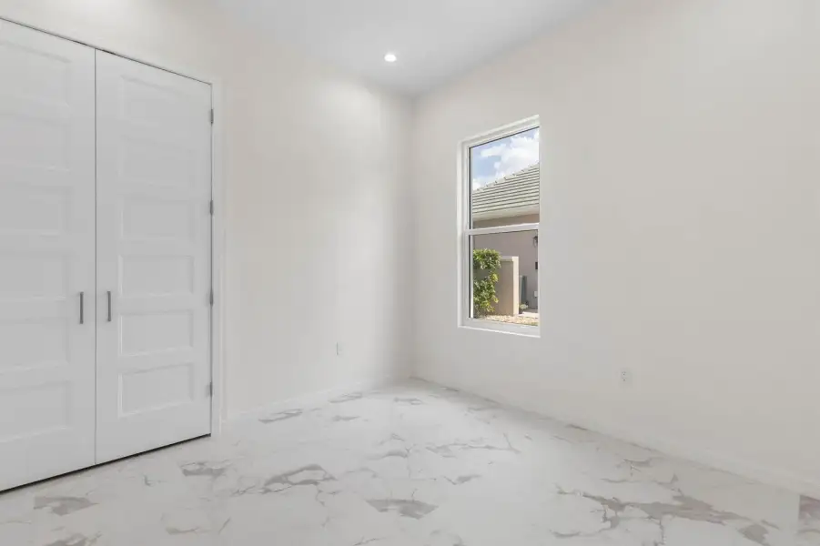 52-web-or-mls-116 Longview Way N-49