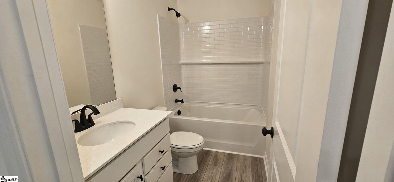 Furnished interior view inside a new home in Sedona, Greenville (Image 9).