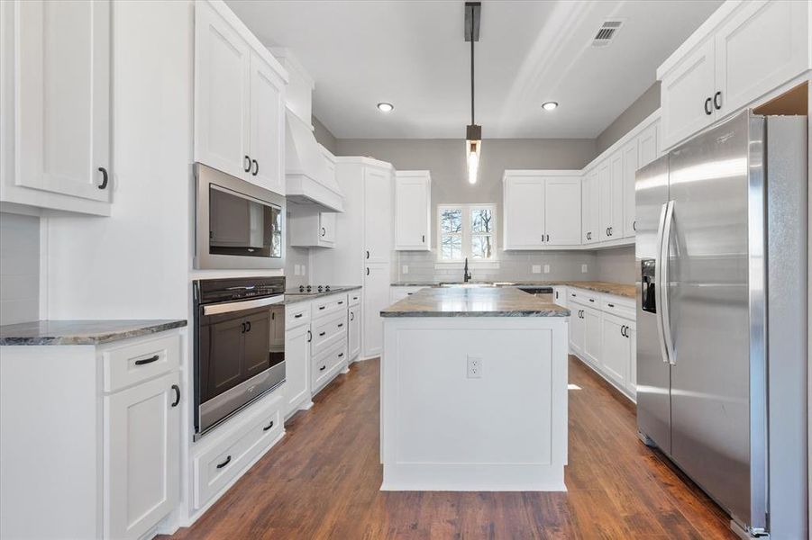 Furnished interior view inside a new home in , Grandview (Image 9).