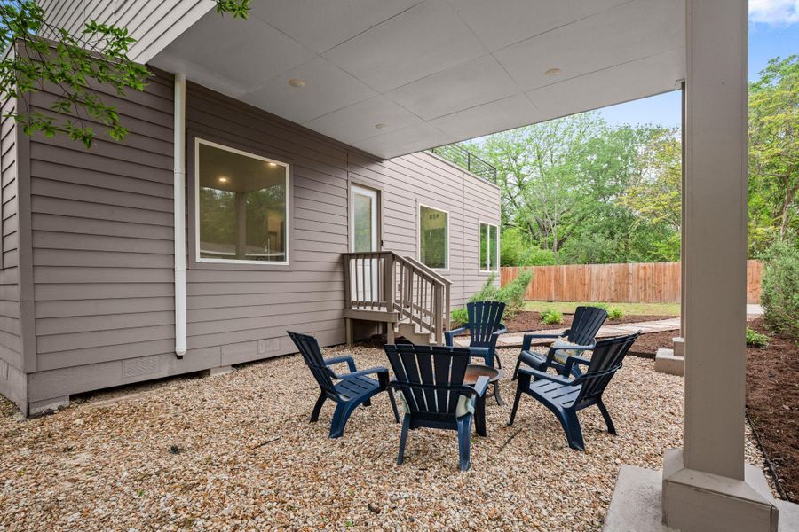 Covered outdoor patio featuring a gravel surface