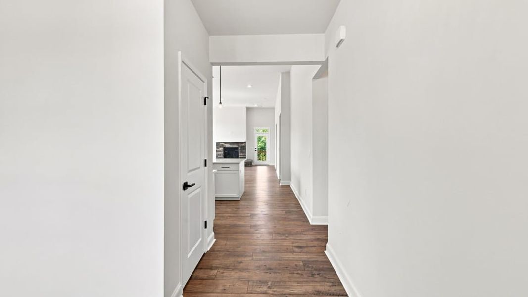 Spacious, unfurnished interior of a new home in Shadowood, Seneca (Image 14).