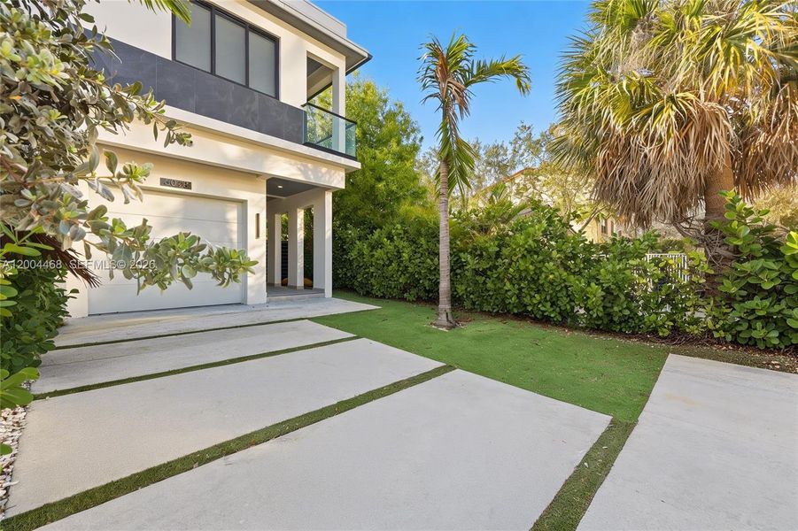 Exterior details and patio area of a home in , Fort Lauderdale (Image 3).