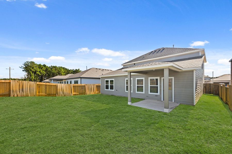 Exterior details and patio area of a home in Magnolia Springs, Montgomery (Image 4).