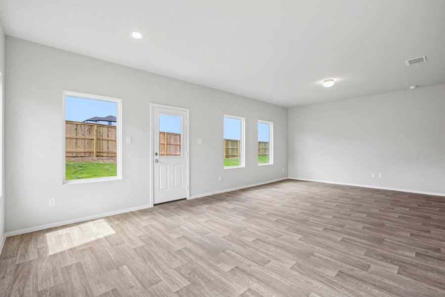 Spacious, unfurnished interior of a new home in Cloverleaf, Austin (Image 21).