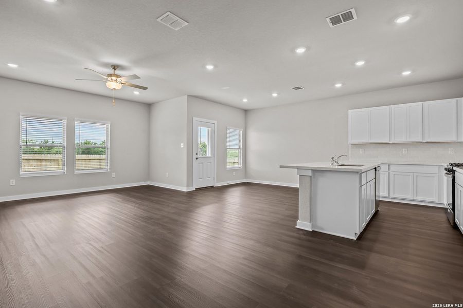 Spacious, unfurnished interior of a new home in Summerlin, San Antonio (Image 18).