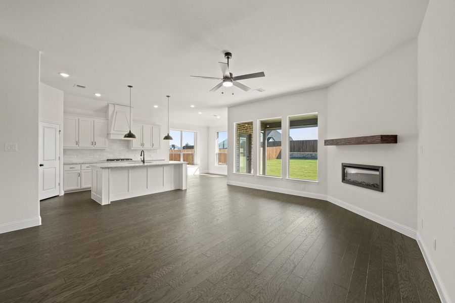 Spacious, unfurnished interior of a new home in Myrtle Creek, Waxahachie (Image 29).