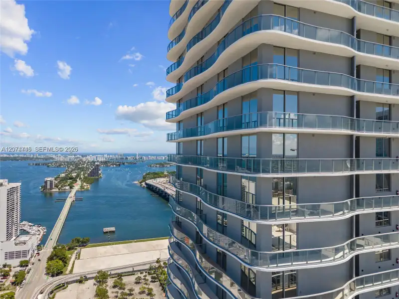 Condo located in Miami, FL showcasing its design and architecture (Image 2). Condo located in Miami, FL showcasing its design and architecture (Image 2).