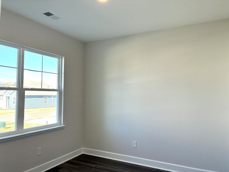 Spacious, unfurnished interior of a new home in Holly Ridge, Greenville (Image 12).