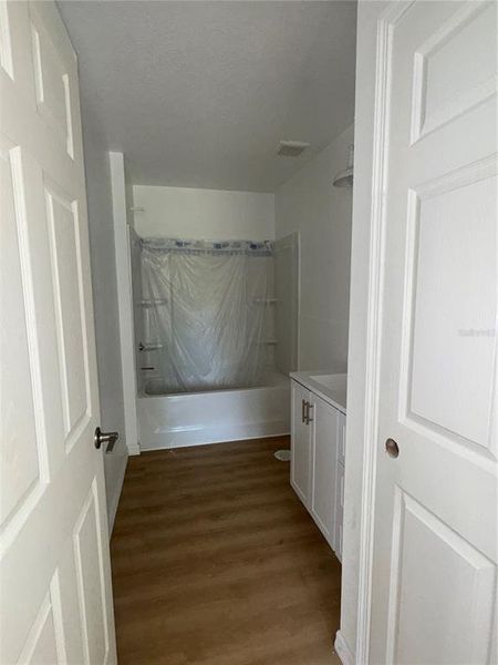 Spacious, unfurnished interior of a new home in , Ocala (Image 5).