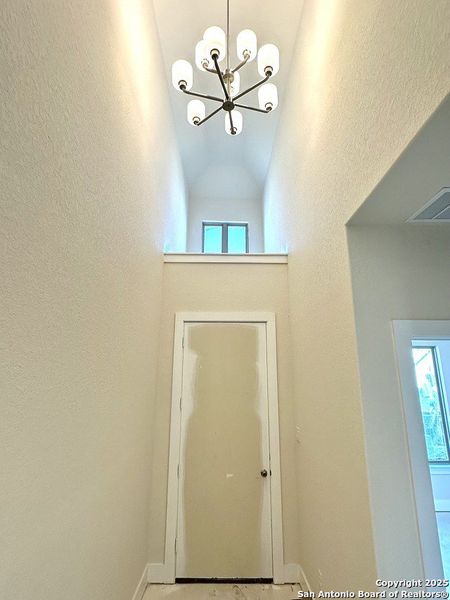 Spacious, unfurnished interior of a new home in Nopal Valley, San Antonio (Image 13).