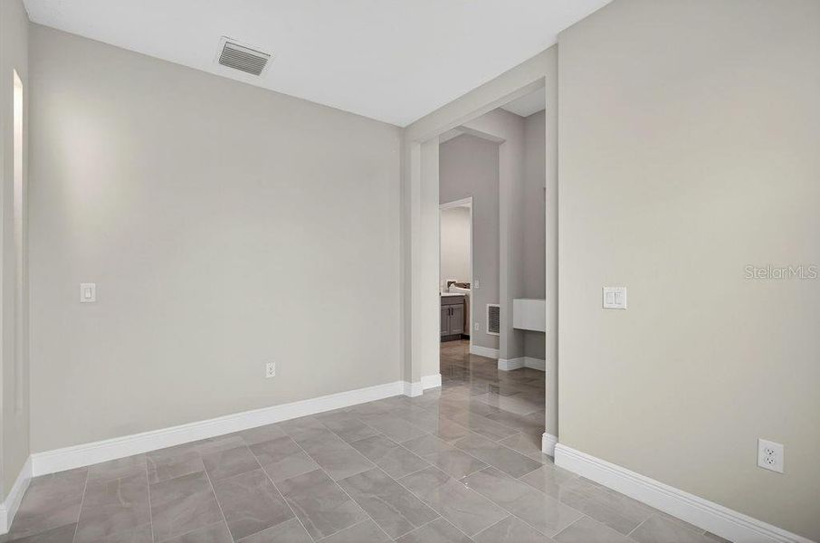 Spacious, unfurnished interior of a new home in , Mount Dora (Image 30).