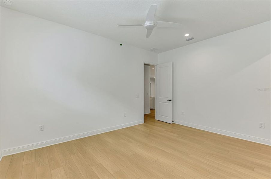 Spacious, unfurnished interior of a new home in , Venice (Image 48).