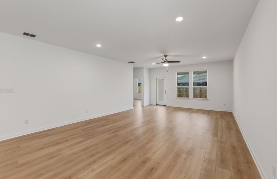 Spacious, unfurnished interior of a new home in Sunfield, Buda (Image 40).