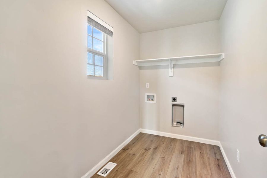 Spacious, unfurnished interior of a new home in Thompson River Ranch, Johnstown (Image 30).