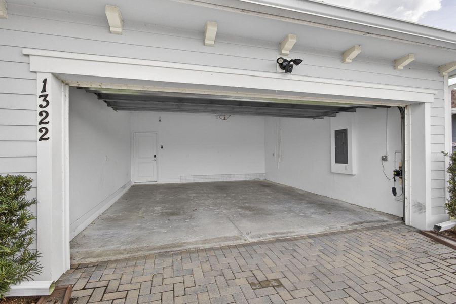 Exterior details and patio area of a home in , Loxahatchee (Image 4).