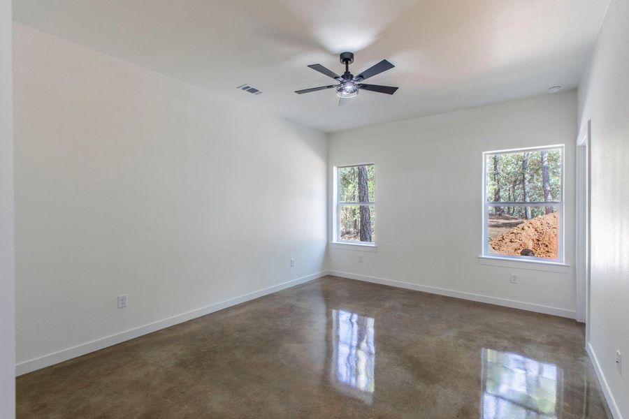Empty room with concrete flooring and ceiling fan