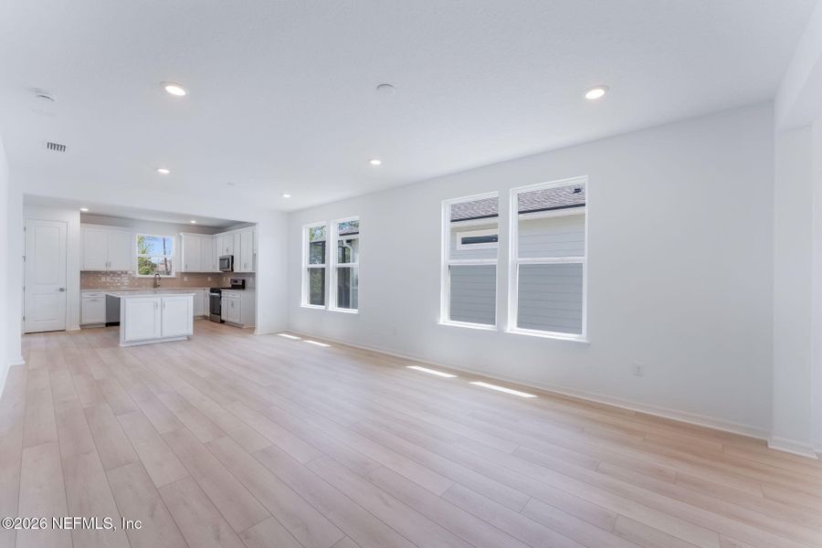 Spacious, unfurnished interior of a new home in Del Webb Wildlight, Yulee (Image 18).