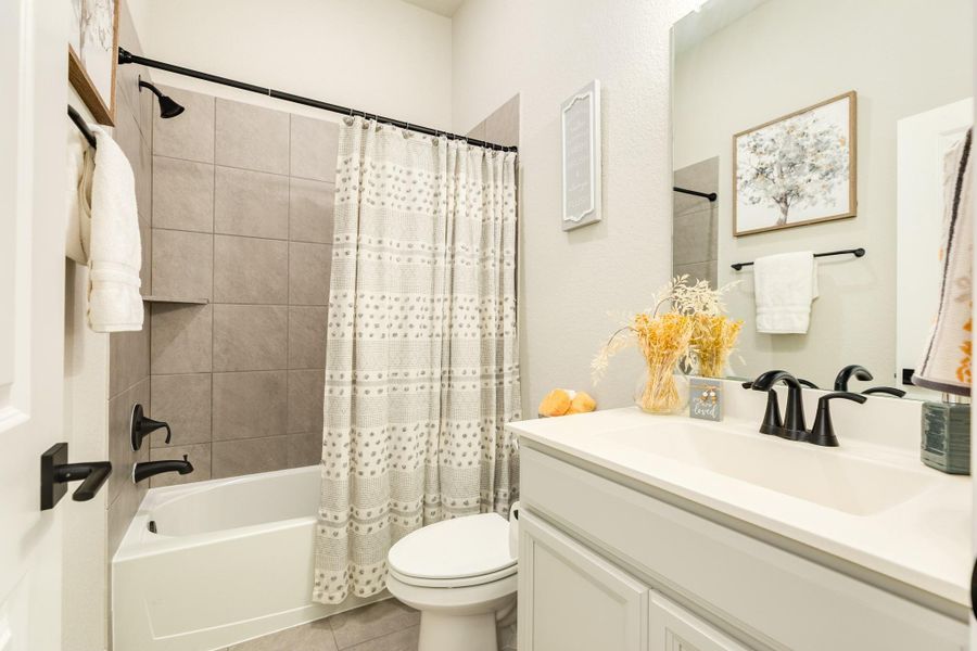 Guest suite bath with shower/tub combo.