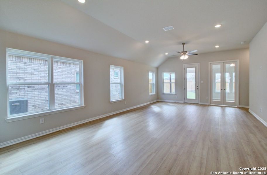 Spacious, unfurnished interior of a new home in Veranda, San Antonio (Image 15).