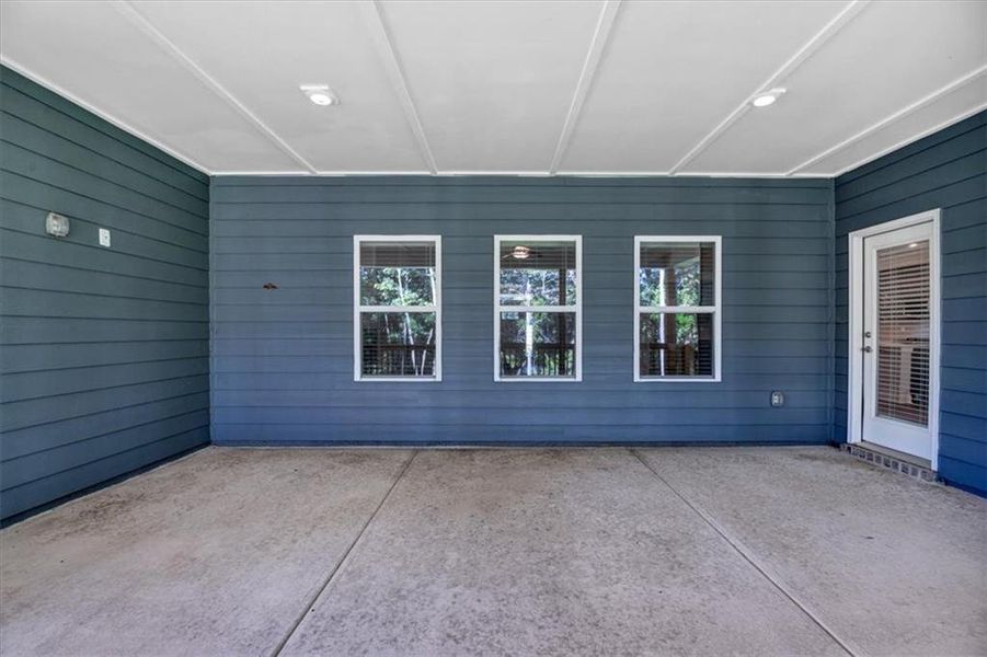 Exterior details and patio area of a home in Tuscany Hills, Douglasville (Image 25).