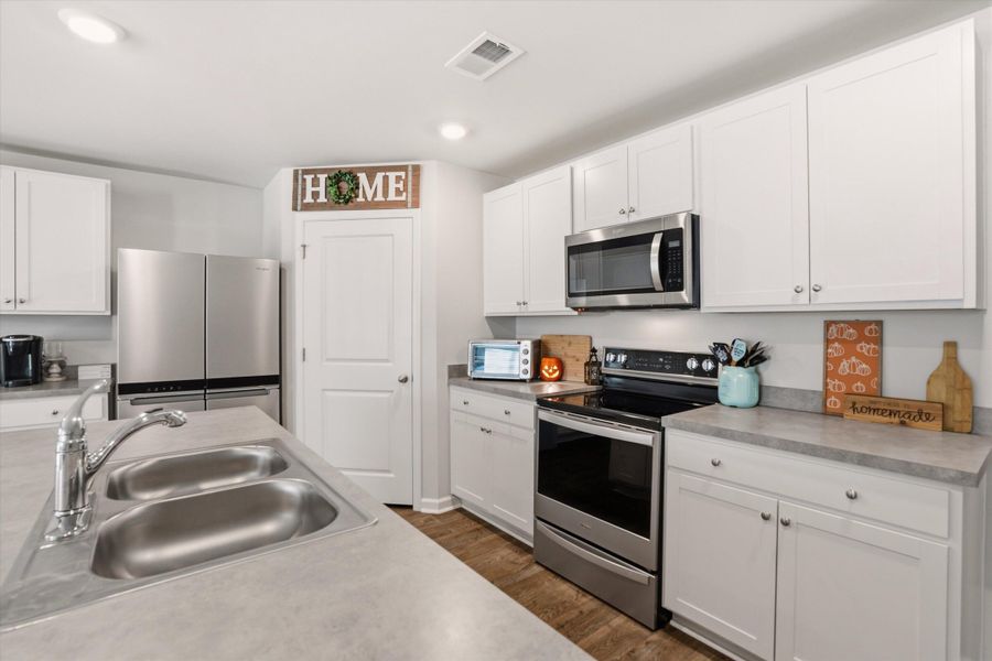 Furnished interior view inside a new home in Stone Ridge, Moncks Corner (Image 22).
