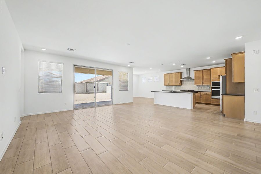 Spacious, unfurnished interior of a new home in Las Ventanas - RV Collection, Goodyear (Image 7).