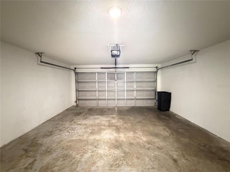 Spacious, unfurnished interior of a new home in , Ocala (Image 9).