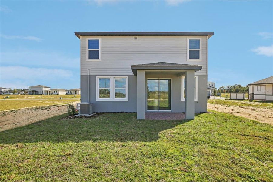 Exterior details and patio area of a home in , Lake Alfred (Image 3).