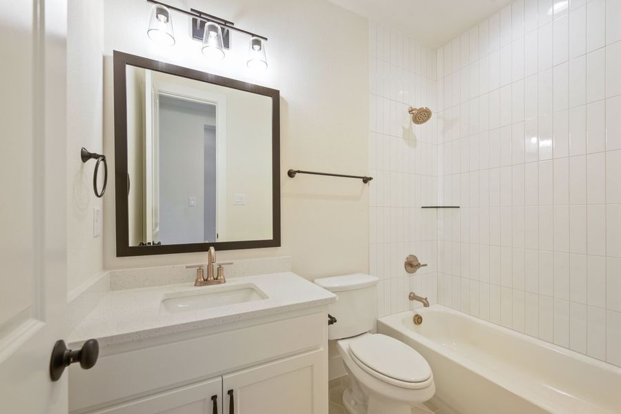 9817 Oak Glade - Full Bathroom