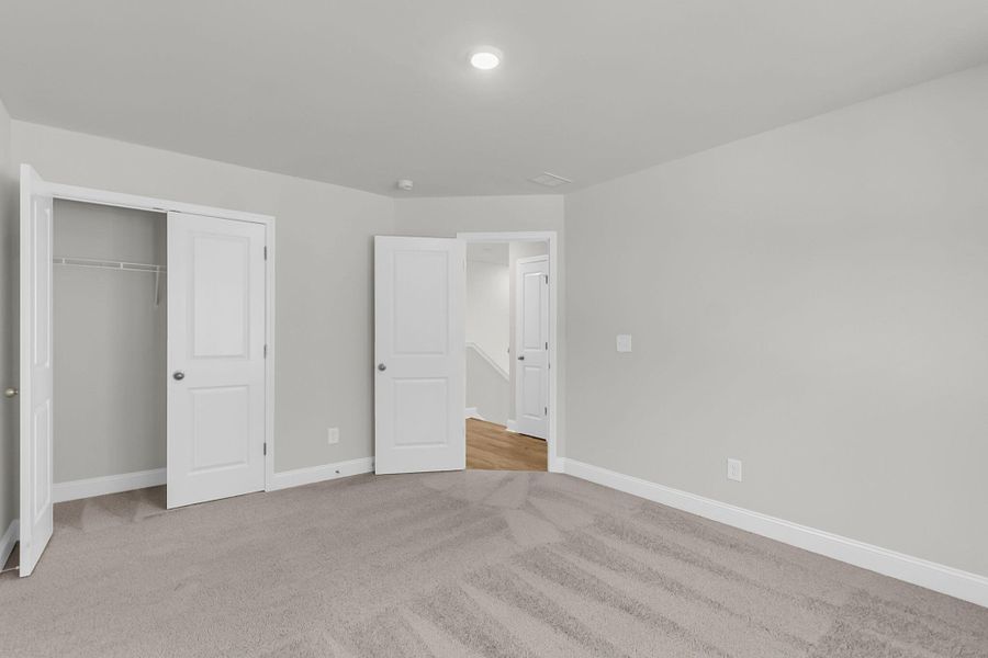 Spacious, unfurnished interior of a new home in Sweetgrass Station, Summerville (Image 19).