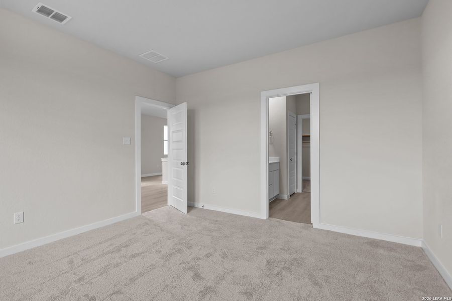 Spacious, unfurnished interior of a new home in Spring Creek, San Antonio (Image 29).