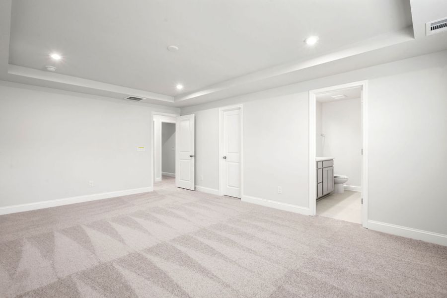 Spacious, unfurnished interior of a new home in Waterways, Richmond Hill (Image 12).