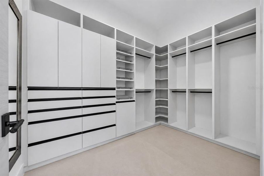 Spacious, unfurnished interior of a new home in , Sarasota (Image 28).