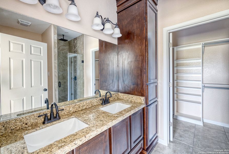 Spacious, unfurnished interior of a new home in , Uvalde (Image 18).