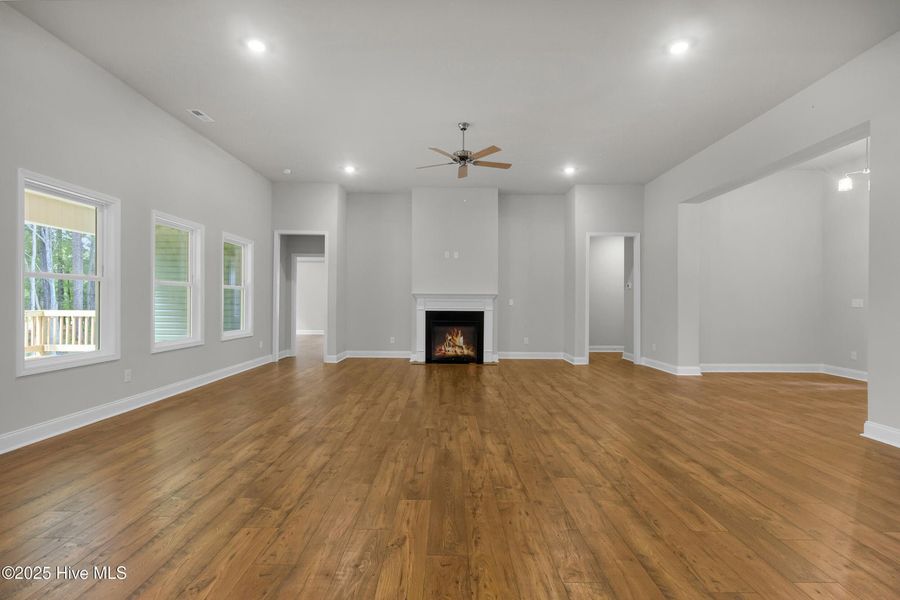 Spacious, unfurnished interior of a new home in Fairfield Harbour, New Bern (Image 15).