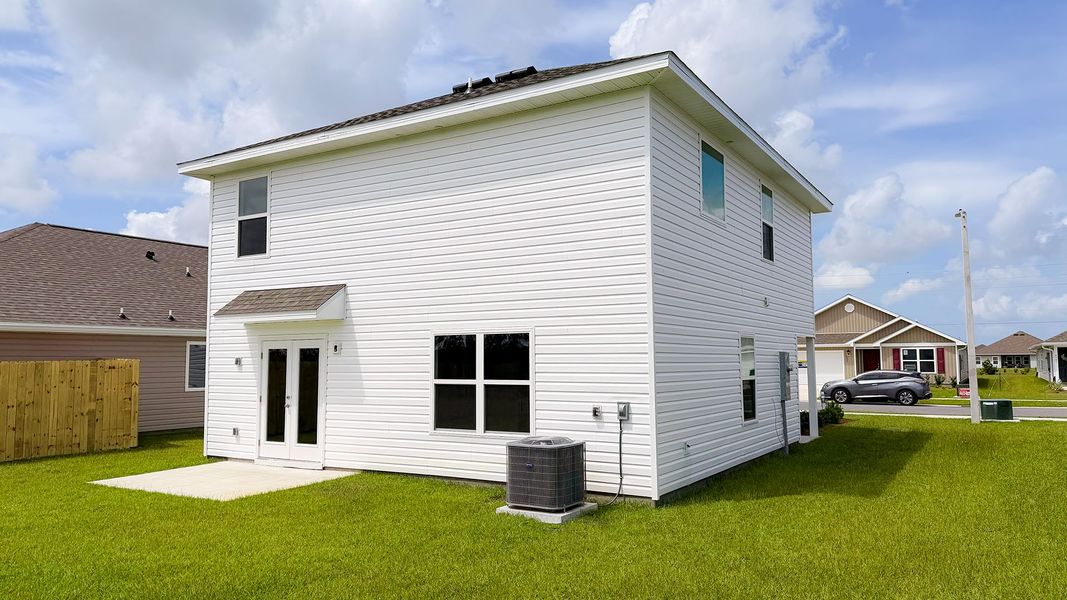 Exterior details and patio area of a home in Titus Park, Panama City (Image 4).