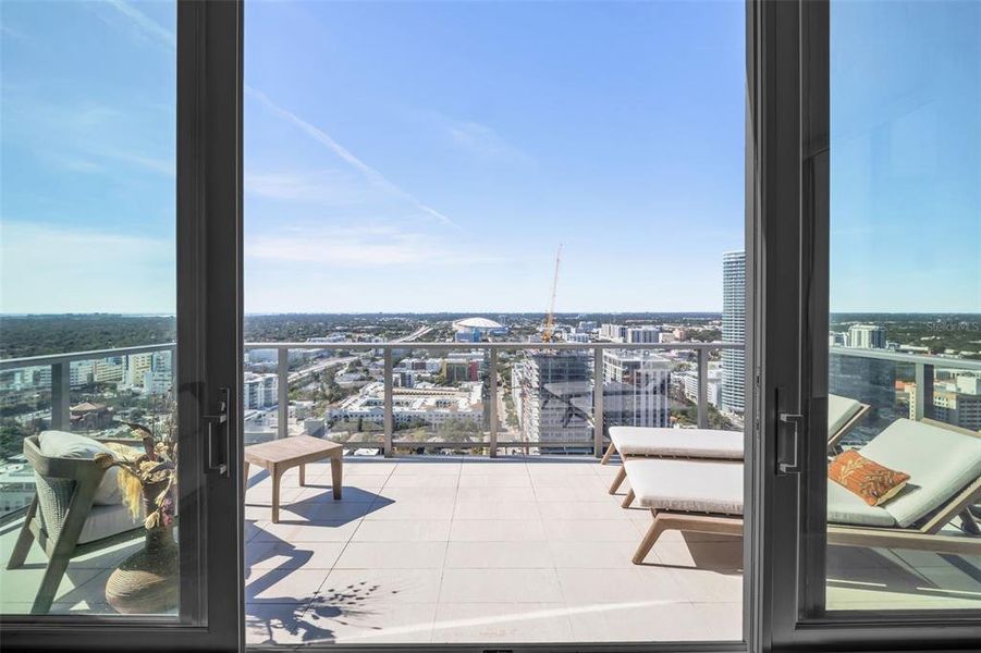 Condo located in St. Petersburg, FL showcasing its design and architecture (Image 3).