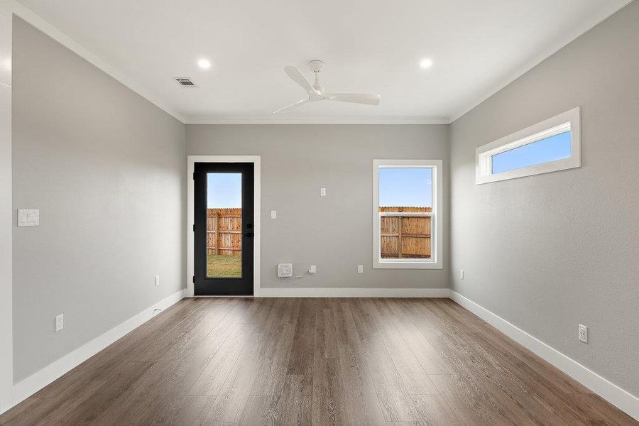 living room with wood finished floors, a ceiling fan, ornamental molding, and recessed lighting