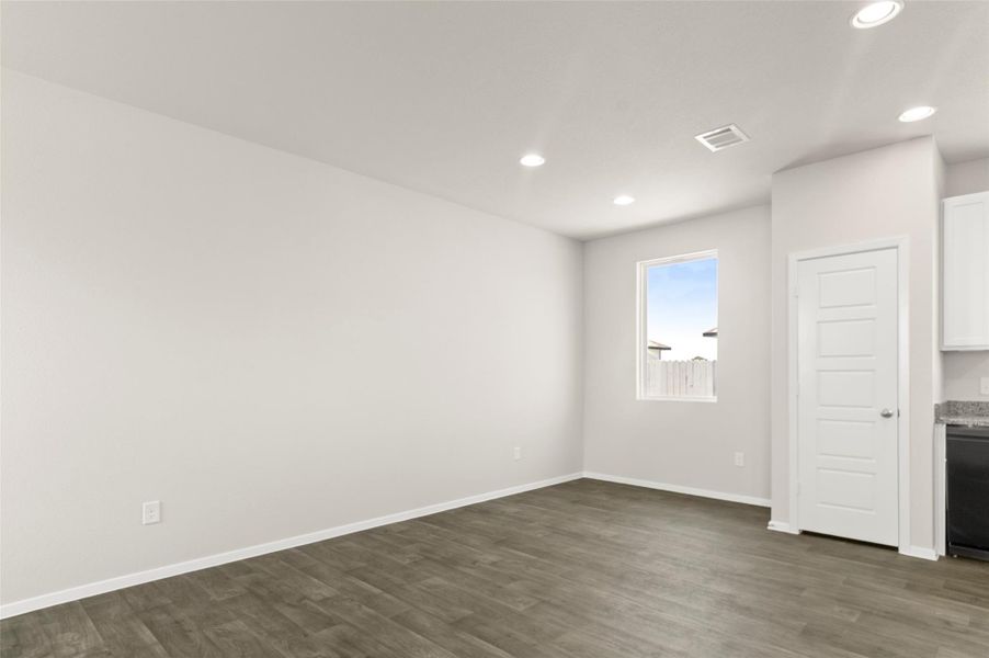 Spacious, unfurnished interior of a new home in Casetta Ranch, Kyle (Image 10).