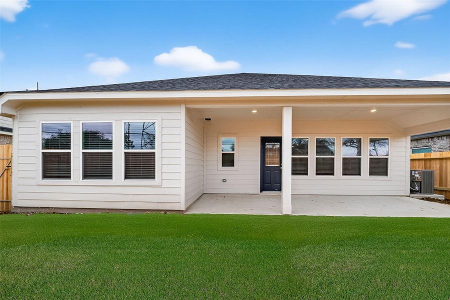 Exterior details and patio area of a home in Rollingbrook Estates, Baytown (Image 4).